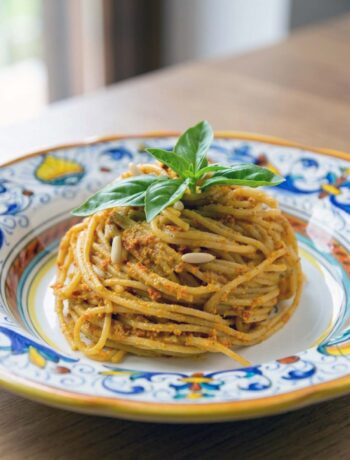 Spaghetti integrali al pesto di pomodori secchi con pinoli interi e foglie di basilico