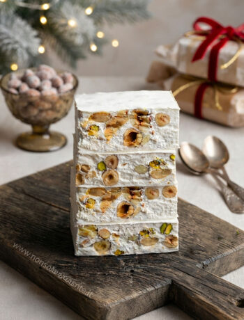 Torrone morbido di Montersino a fette sul tagliere