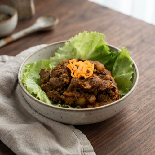 piatto con insalata e spezzatino con habanero affettato in tavola