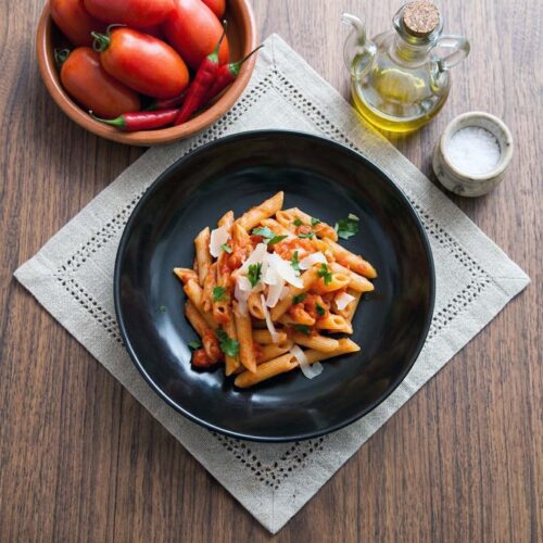 penne all'arrabbiata con pomodori e peperoncino