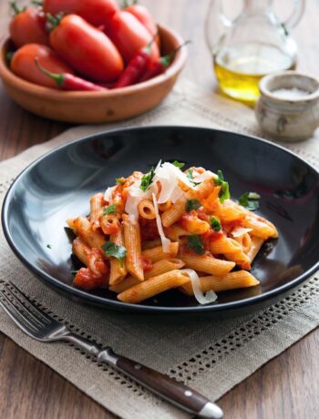piatto di penne all'arrabbiata con pomodori e peperoncino