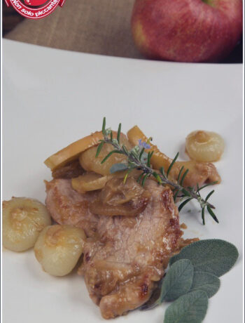 piatto con filetto maiale cipolle e mele