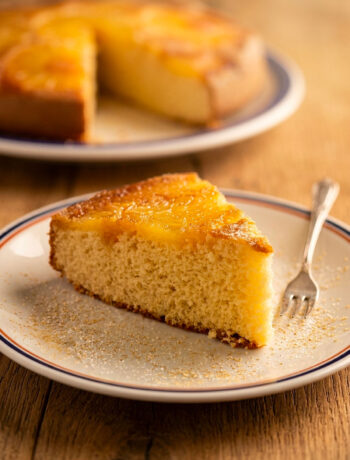 torta e fetta di torna all'ananas rovesciata
