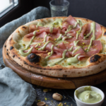 piartto com Pizza con mortadella e crema di pistacchio