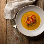 piatto di vellutata di zucca con peperoncino