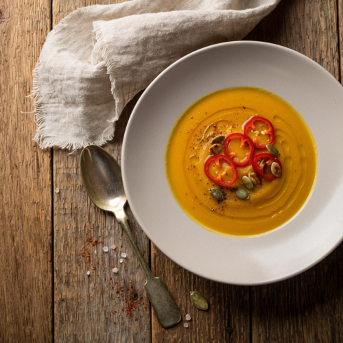 piatto di vellutata di zucca con peperoncino