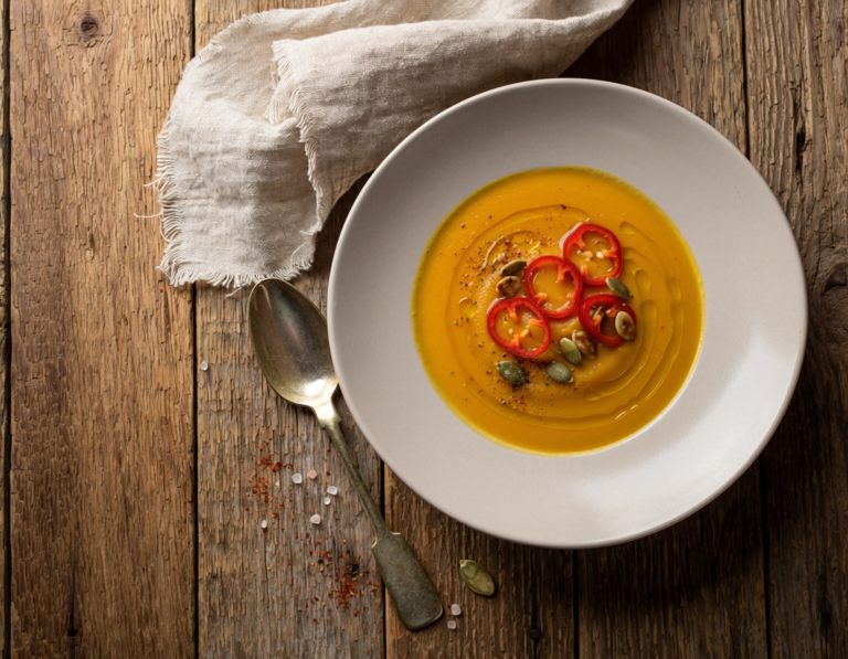 piatto di vellutata di zucca con peperoncino