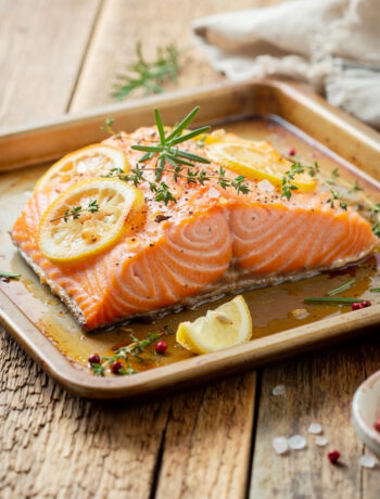 teglia da forno con Salmone con limone ed erbe aromatiche, in una tavola rustica