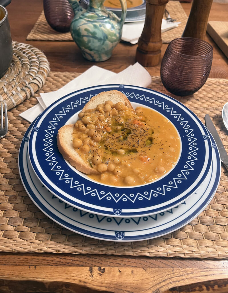 piatto con zuppa dei ceci del valdarno