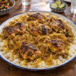 piatto di Yassa di pollo - il pollo al lime e cipolle del Senegal
