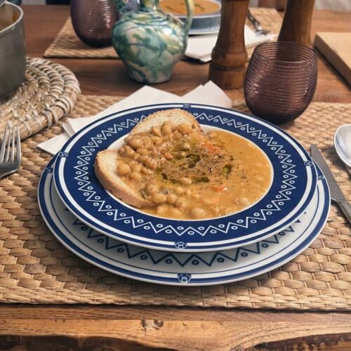 tavola con piatto con zuppa dei ceci del valdarno