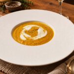 piatto di vellutata di zucca hokkaido