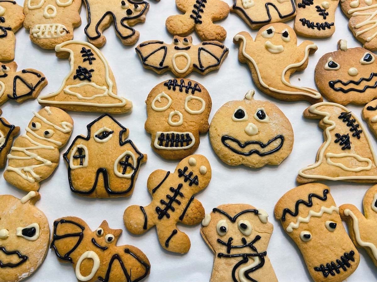 Biscotti di Halloween senza uova a forma di zucca, fantasma e pipistrello, con glassa arancione e cioccolato