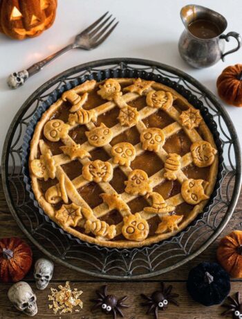 Crostata di Halloween alla confettura di albicocche, con la grata e le figurine di frolla a forma di zucca e teschio