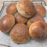 Fluffly buns su griglia a raffreddare