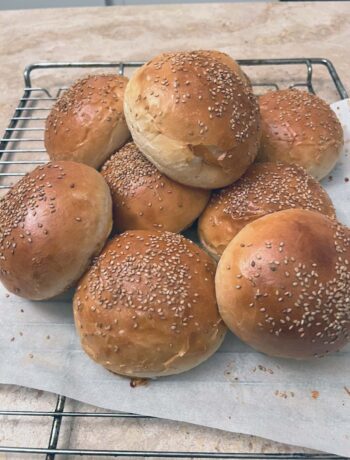 Fluffly buns su griglia a raffreddare